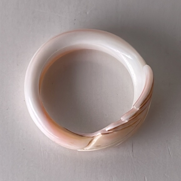 Shell Ring Carved Leaf Design - Picture 6 of 8
